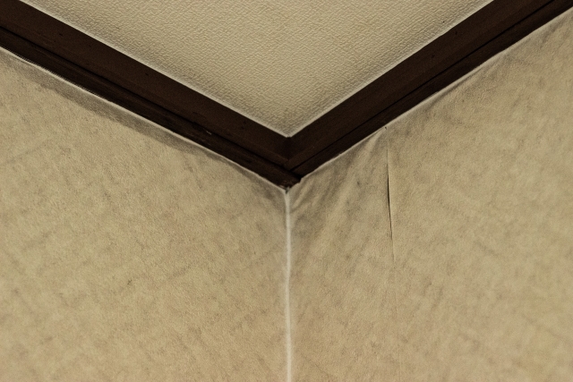 壁紙が波打っている