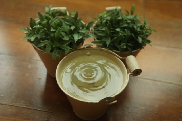 雨の日に水が落ちてくる